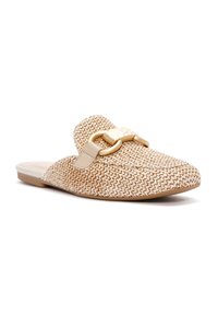 Zapato slip-on de color beige tejido, con puntera redonda, un acento de hebilla en tono dorado y una suela plana de goma para un fácil uso.
