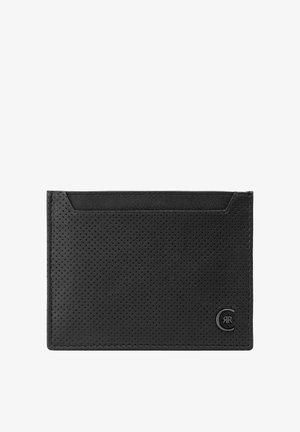 Sort perforeret læderkortholder med et lille rundt metallogo i nederste højre hjørne på en hvid baggrund.