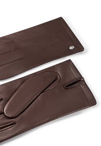 Braune Lederhandschuhe mit glatter Oberfläche, verziert mit genähten Details und einem kleinen metallischen Logo im Bereich des Handgelenks.