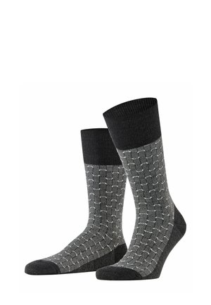 Chaussettes grises à motifs avec un bord côtelé foncé, arborant un design en quadrillage de gris plus clair. Fabriquées en tissu doux et texturé pour le confort.