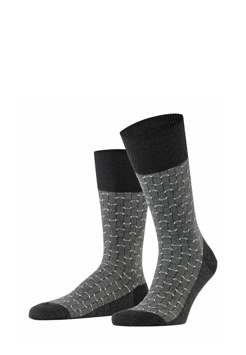 Grau gemusterte Socken mit einem dunklen, gerippten Bund, die ein Karomuster in hellerem Grau aufweisen. Hergestellt aus weichem, strukturiertem Material für zusätzlichen Komfort.