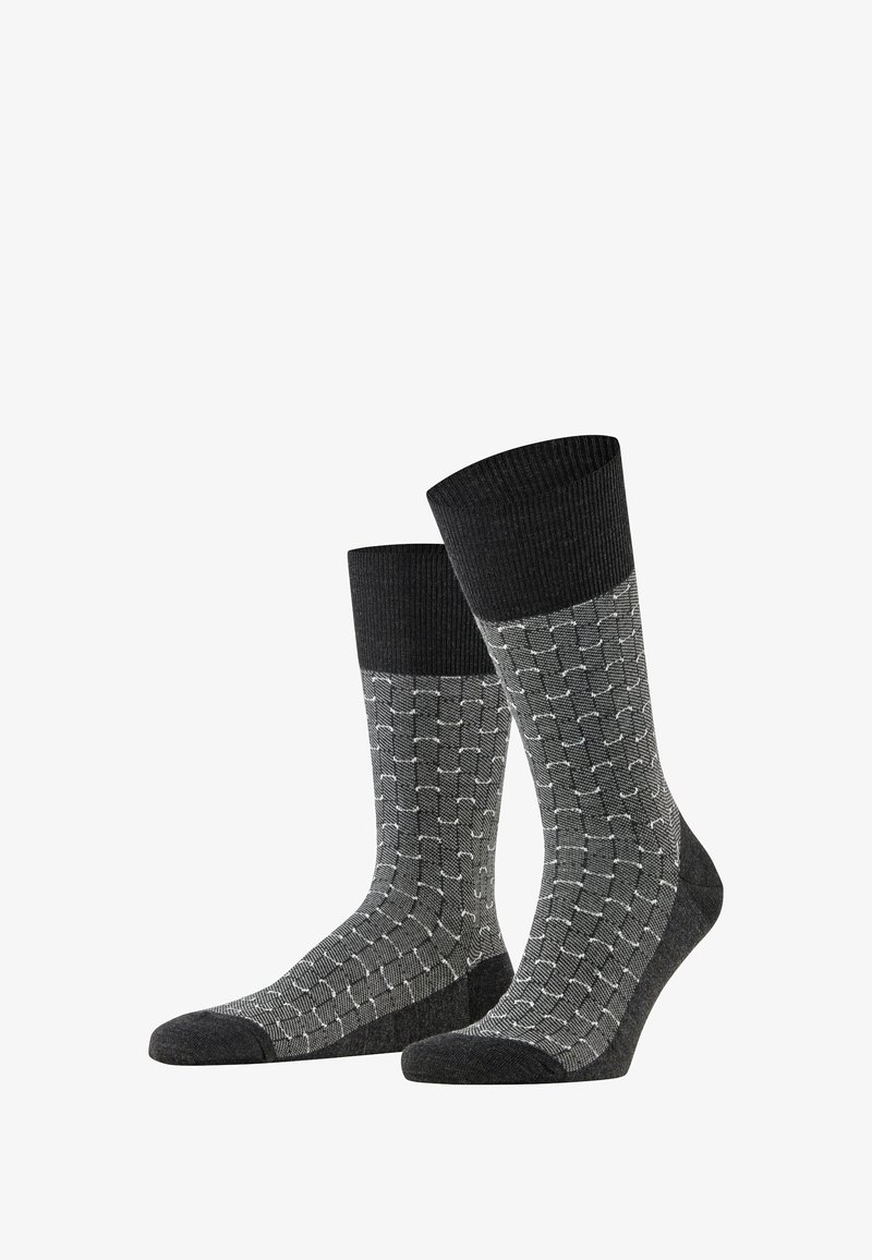 Grau gemusterte Socken mit einem dunklen, gerippten Bund, die ein Karomuster in hellerem Grau aufweisen. Hergestellt aus weichem, strukturiertem Material für zusätzlichen Komfort.