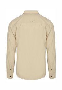 Beige overhemd met lange mouwen en een kraag, knoopsluiting bij de hals en knoopmanchetten, met een gladde textuur en zonder zichtbare patronen.