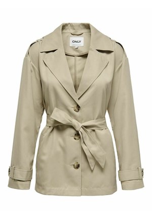 Bež trench kaput s remenom, s dvostrukim kopčanjem, velikim reverima i dugmadi na manžetama. Izrađen od glatkog, laganog materijala.