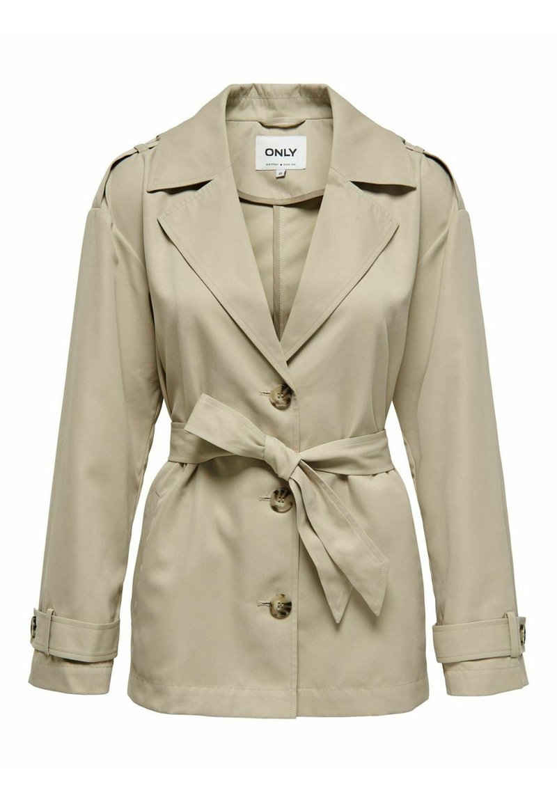 Manteau beige avec ceinture, présentant un design à double boutonnage, de grands revers et des poignets à boutons. Fabriqué en tissu lisse et léger.