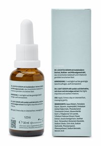 Bouteille en verre amber avec un compte-gouttes blanc, étiquetée avec les ingrédients et les instructions d'utilisation, accompagnée d'une boîte bleu clair affichant les détails du produit.