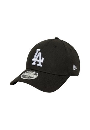 Casquette de baseball noire avec un logo "LA" brodé en blanc à l'avant et un autocollant New Era sur la visière incurvée.