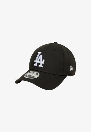 Schwarze Baseballmütze mit weißem gesticktem "LA"-Logo auf der Vorderseite und einem New Era-Aufkleber auf dem gebogenen Schirm.
