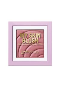 Compatto per fard in una custodia viola chiaro con polvere pesca-rosa testurizzata. Presenta scritte dorate e un bordo bianco attorno al fard.