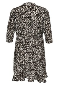 Leopardmönstrad klänning med trekvartsärmar, bälte i midjan och volangkant. Tillverkad av mjukt tyg i beige och svarta nyanser.