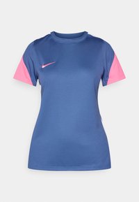 Αθλητική μπλούζα Nike σε σκούρο μπλε με κοντά μανίκια σε ανοιχτό ροζ χρώμα. Διαθέτει στρογγυλή λαιμόκοψη και λογότυπο στο στήθος. Κατασκευασμένη από υλικό που αναπνέει.