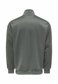 Siva jakna z ovratnikom, rebrastimi manšetami in robom, gladkim materialom ter dvema tankima kontrastnima črtama ob ramenih.