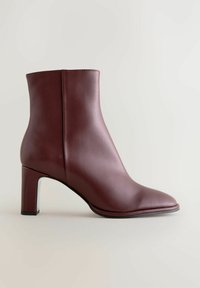 Burgundy nahkanilkkurit, joissa on terävä varvas ja korkea kantapää, featuring sileä pinta ja minimalistinen muotoilu ilman koristeluja.