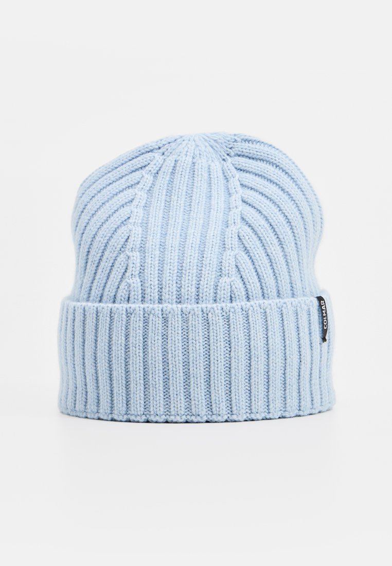 Jasnoniebieska dziana czapka beanie z prążkowanym wzorem, z wywiniętym mankietem i małą czarną metką z logo z boku.