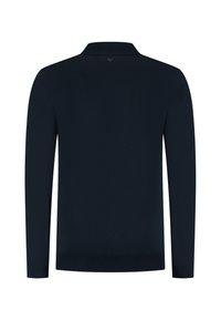 Navyblauwe lange mouwen polo met een klassieke kraag, gladde textuur en een eenvoudige knoopsluiting. Beschikt over een klein logodetail op de achterkant.