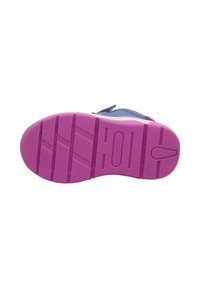 Fialová gumová podešev s texturovaným vzorkem, s hladkým modrým koženým svrškem a suchým zipem pro bezpečné uchycení.