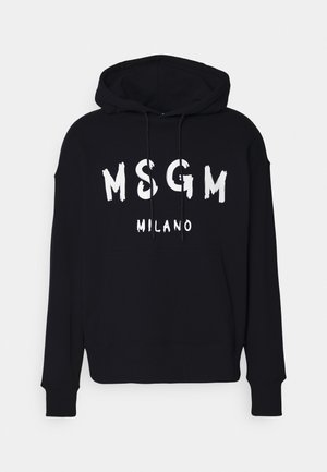 Felpa nera con cappuccio, caratterizzata da tasca a marsupio frontale, cappuccio con lacci e testo bianco "MSGM MILANO" in un design a pennellate. Tessuto morbido.