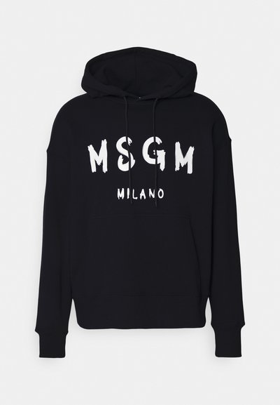 Felpa nera con cappuccio, caratterizzata da tasca a marsupio frontale, cappuccio con lacci e testo bianco "MSGM MILANO" in un design a pennellate. Tessuto morbido.