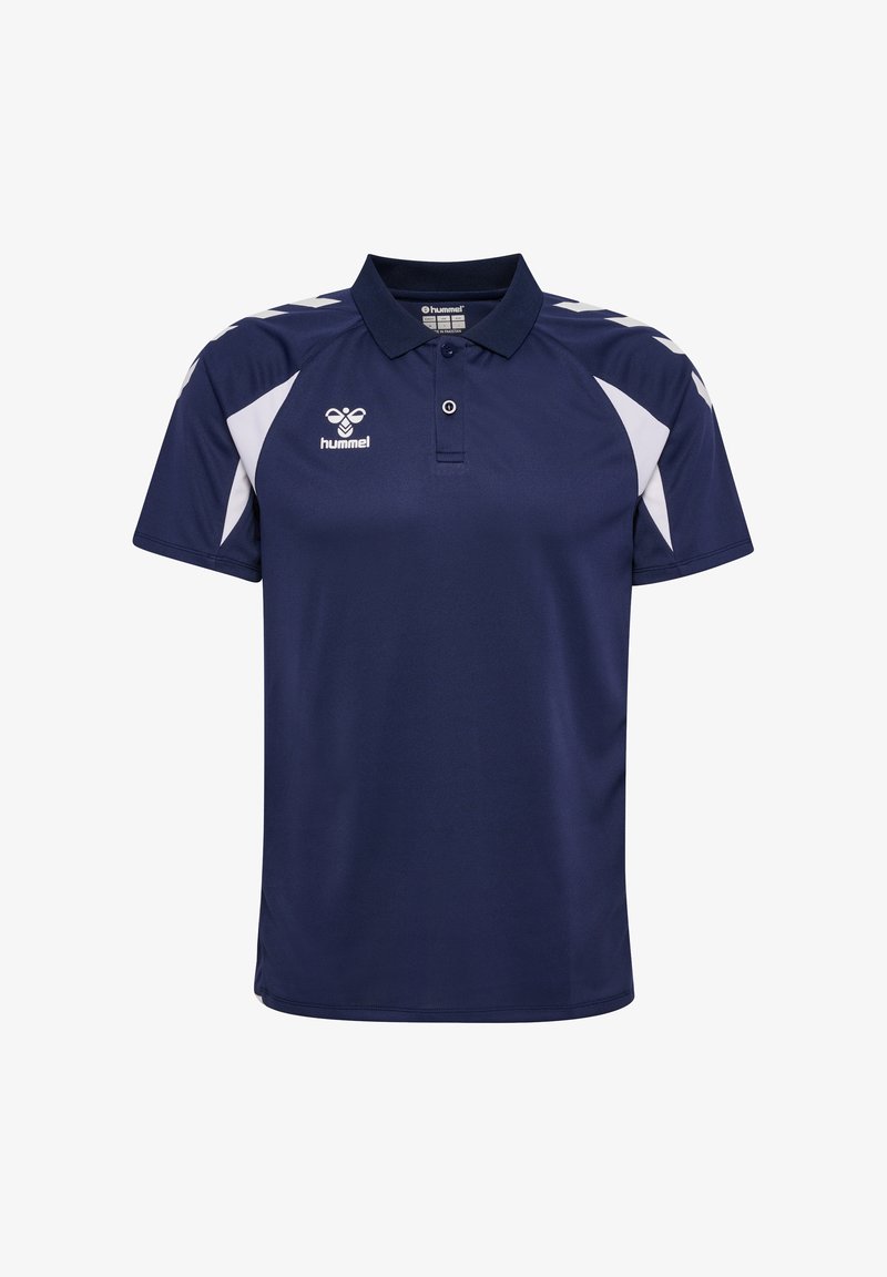 Polo de sport Hummel bleu marine à manches courtes avec des rayures chevrons blanches sur les épaules et des accents de panneaux latéraux blancs.