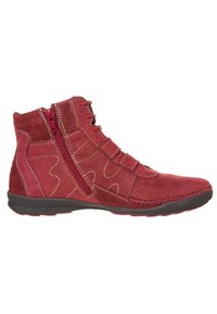 Bottines en daim rouge à la cheville avec une fermeture éclair latérale, des coutures décoratives et des semelles en caoutchouc ; texture lisse avec des accents de design découpés.