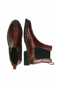 Bottines Chelsea en cuir bordeaux avec panneaux latéraux élastiques, perforations décoratives en brogue et une semelle en caoutchouc noir texturé.