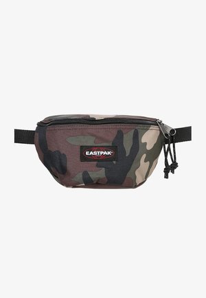 Sac banane camouflage en tissu résistant, doté d'une fermeture éclair, d'une sangle ajustable et d'un logo Eastpak rouge sur le devant.