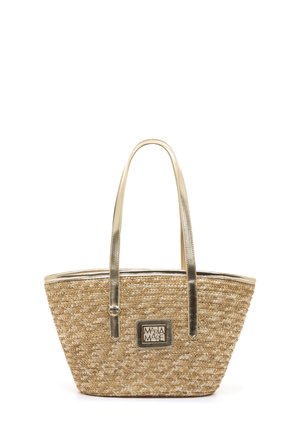 Borsa tote in paglia intrecciata color beige con dettagli metallizzati dorati. Presenta due manici robusti e una targhetta rettangolare con logo sul davanti.