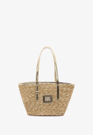 Borsa tote in paglia intrecciata color beige con dettagli metallizzati dorati. Presenta due manici robusti e una targhetta rettangolare con logo sul davanti.