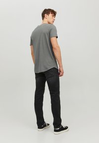 Jack & Jones JJENOA TEE CREW NECK - Basic póló - sedona sage