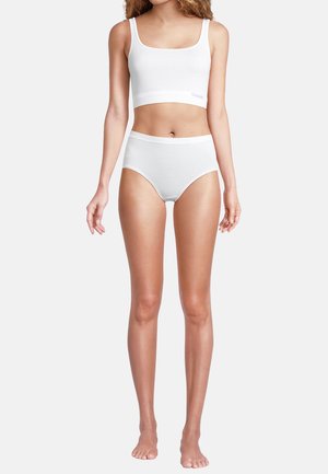 Set aus weißem Baumwoll-Bralette und hochgeschnittenen Unterhosen. Das Bralette hat einen quadratischen Ausschnitt und breite Träger; die Unterhose verfügt über einen weichen, elastischen Bund.