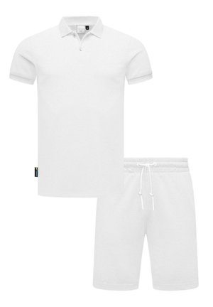 Weißes Poloshirt mit kurzen Ärmeln und drei Knöpfen; kombiniert mit weißen Shorts mit Kordelzug. Beide Artikel verfügen über eine glatte Baumwolltextur.