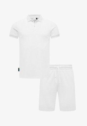 Hvit polo skjorte med korte ermer og tre knapper; kombinert med hvite shorts med snøring. Begge plaggene har en glatt bomullstekstur.