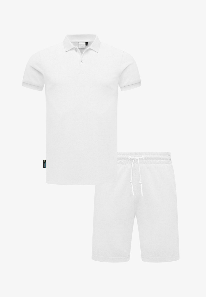 Biała koszulka polo z krótkim rękawem i trzema guzikami; połączona z białymi szortami na sznurki. Oba elementy charakteryzują się gładką bawełnianą teksturą.