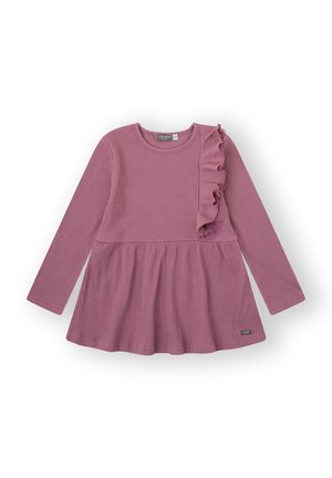 Vestido de manga larga en tela de canalé en un tono púrpura claro, con un volán en capas en el hombro izquierdo y una falda acampanada. Presenta un logo en el dobladillo.