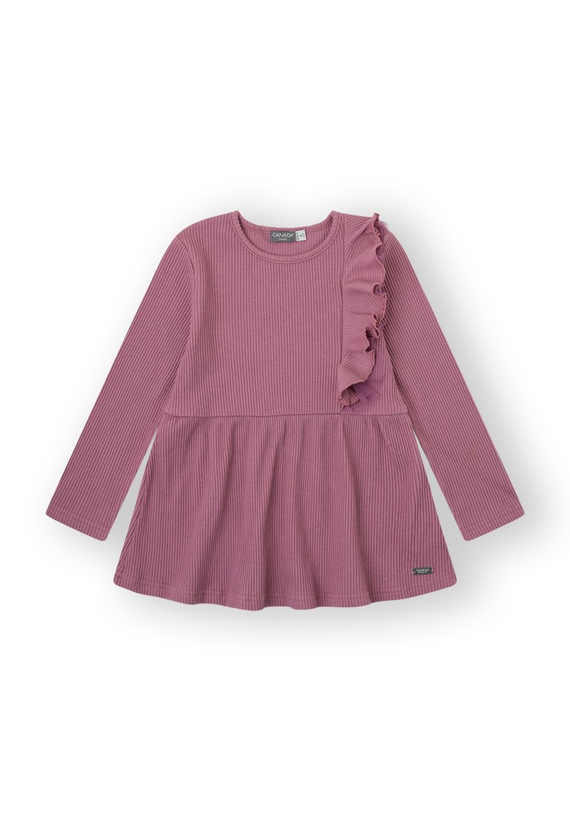 Vestido de manga larga en tela de canalé en un tono púrpura claro, con un volán en capas en el hombro izquierdo y una falda acampanada. Presenta un logo en el dobladillo.