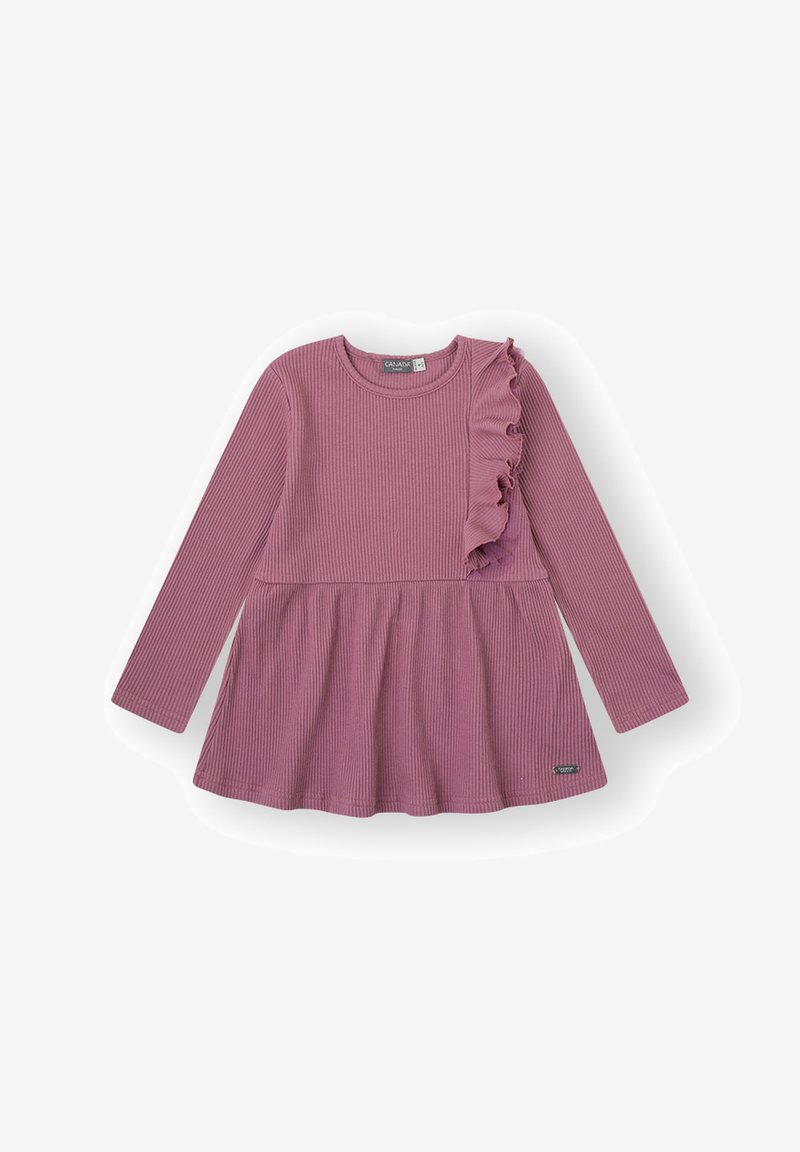 Vestido de manga larga en tela de canalé en un tono púrpura claro, con un volán en capas en el hombro izquierdo y una falda acampanada. Presenta un logo en el dobladillo.