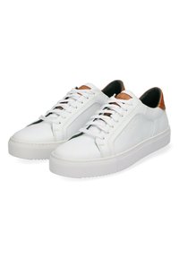 Witte leren sneakers met een ronde neus, platte rubberen zool en bruine leren accenten op de hak. Beschikt over vetersluiting en zijdetails.