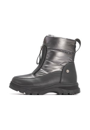 Bottes de cheville noires imperméables avec un dessus matelassé brillant, fermeture zippée et semelle en caoutchouc texturée pour une meilleure adhérence. Cette botte présente un discret détail de logo.
