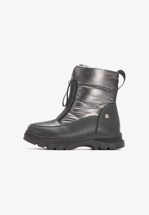 Bottes de cheville noires imperméables avec un dessus matelassé brillant, fermeture zippée et semelle en caoutchouc texturée pour une meilleure adhérence. Cette botte présente un discret détail de logo.