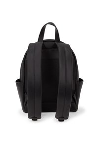 Črn usnjen nahrbtnik z gladko teksturo, dualnima naramnicama, ročajem na vrhu in stranskimi žepi. Minimalističen dizajn in enotna barva.