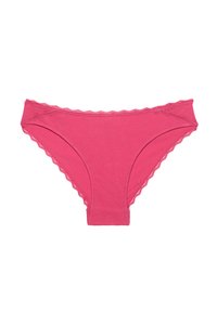 Roze katoenen bikini-achtige onderbroek met gegolfde kantafwerking langs de tailleband en beenopeningen, met een eenvoudige, gladde textuur.