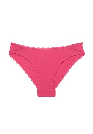 Różowa bawełniana bielizna typu bikini z falbaniastym koronkowym wykończeniem wzdłuż pasa i otworów na nogi, charakteryzująca się prostą, gładką fakturą.