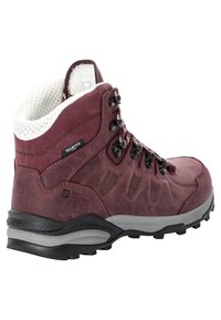 Stivale da trekking marrone con parte superiore in pelle textured, suola in gomma grigia e occhielli in metallo. Presenta un'imbottitura alla caviglia e un design robusto.