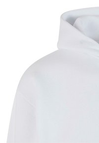 Sweat à capuche blanc montrant l'épaule supérieure et la capuche avec une texture de tissu lisse.