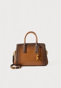 Rjava usnjena ročna torbica z zlatim okrasjem, dvojne zgornje ročaje, nastavljiv pas in obesek z logotipom. Ima strukturiran dizajn in gladko teksturo.
