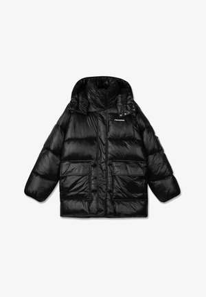 Schwarze Pufferjacke mit hochschließendem Kragen, Reißverschluss und zwei großen Fronttaschen. Glänzender, gestepptes Material mit glatter Textur.