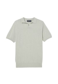 Světle šedá polo košile s krátkým rukávem a véčkovým výstřihem, pletená textura a rovný lem. Obsahuje jemné logo na vnitřní straně límce.