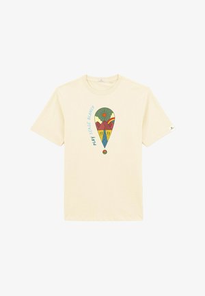 T-shirt en coton couleur crème avec un imprimé graphique représentant des montagnes, un soleil et une rivière dans des couleurs vives. Manches courtes et col rond.