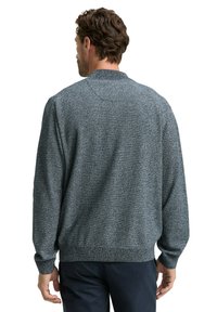 Gestrickter grauer Pullover mit strukturiertem Design, gerippten Bündchen und Saum. Verfügt über einen Rundhalsausschnitt und ein strukturiertes Gewebe für zusätzliche Wärme.