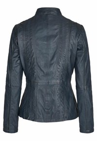 Kožená bunda tmavě modré barvy s pohodlným střihem, která má vertikální švy a stojatý límec. Hladká textura a upravený střih.